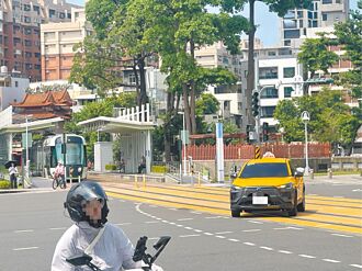 高雄號誌大當機 輕軌倒退嚕停擺
