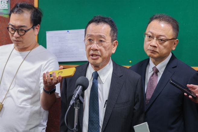  国防部长顾立雄昨日出席立法院第11届第3会期第1次联席会议，并于会前接受媒体联访。
（记者王子昌摄）