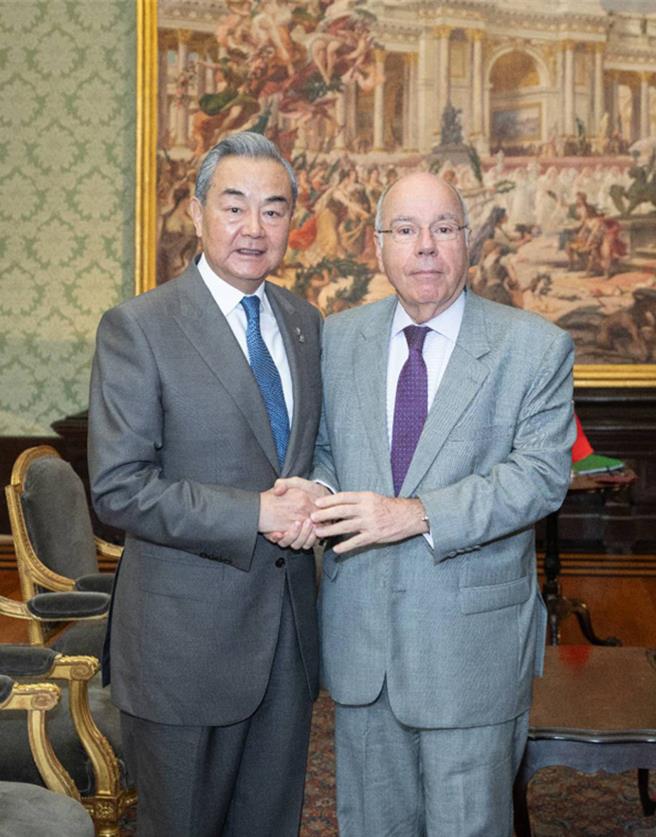 王毅通话巴西外长愿偕金砖共同抵制单边主义和霸凌行径。图为4月29日王毅在里约会见巴西外长维艾拉。（大陆外交部）