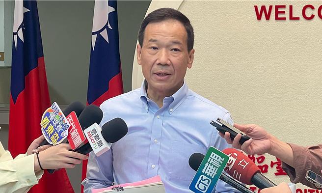 国民党台北市议员锺小平29日上午揭露，郑亦麟从26岁开始担任副执行长一职至今34岁，8年间竟在台北市东区买了3套总额价值超过1亿元的房产，「简单来说，郑亦麟就是定位为 『猪油仔』。」（丁上程摄）