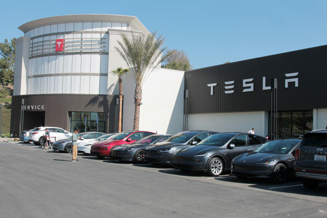 赶在美车零关税落槌前，电动车一哥台湾特斯拉率先大降价，9月底前交付Model 3、Model Y现车，最高祭10万元优惠。（示意图/达志影像/shutterstock）