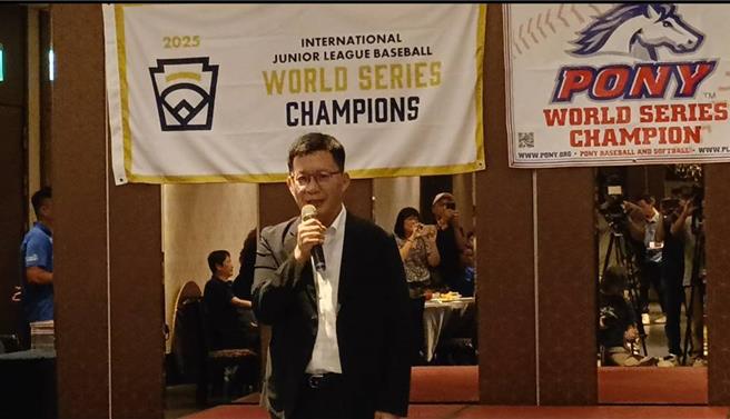 教育部政务次长张廖万坚29日表示，李洋放弃3000万代言费，接下运动部长一职，这种热情只有运动员才有，李洋做到了，是运动界之福。（陈淑娥摄）