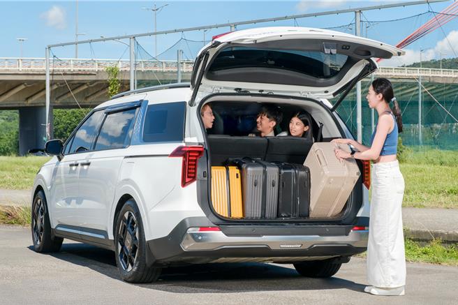 Uber加大型六人座优步于台北、台中、高雄上线，六人座优步服务也扩及全台12个城市。（Uber提供／蔡明亘台北传真）