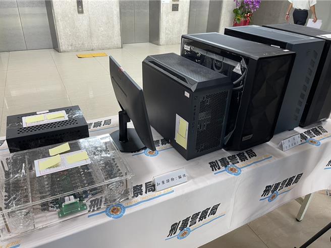 警方查扣作案用电脑、猫池等赃证物。（翻摄照片／林郁平台北传真）