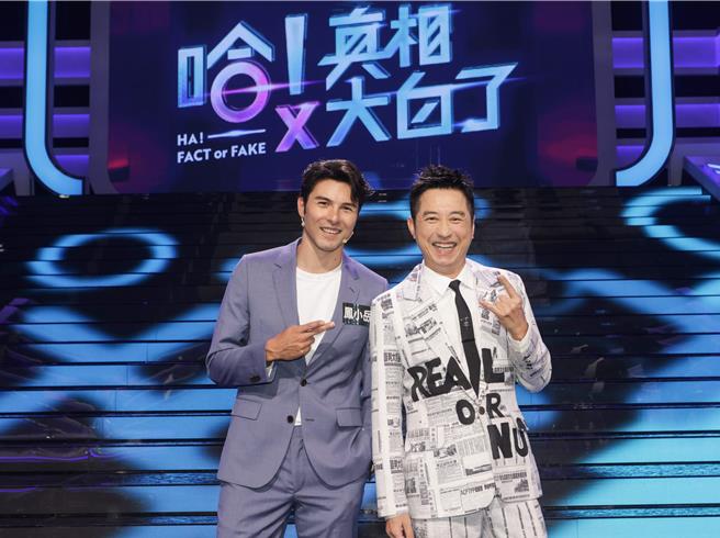 鳳小岳（左）跟哈林分享許多想法跟過往故事。（公視提供）