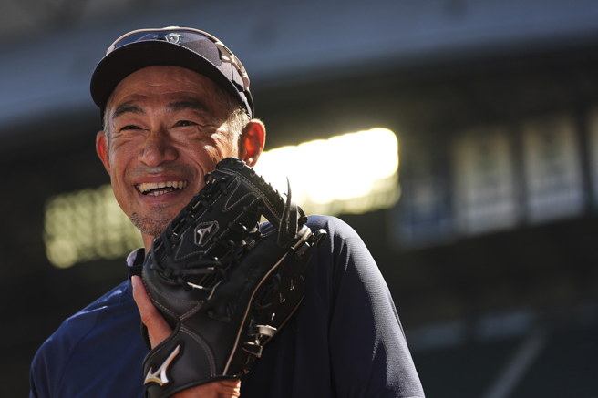 日本傳奇球星鈴木一朗克服時差不適，「二刀流」出賽敲致勝全壘打。（圖／美聯社）