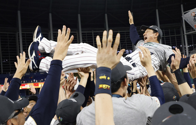 日本隊2023年奪下經典賽冠軍，收視率最高飆到46%，不過下屆經典賽球迷可能無法透過傳統電視收看。（圖／路透）