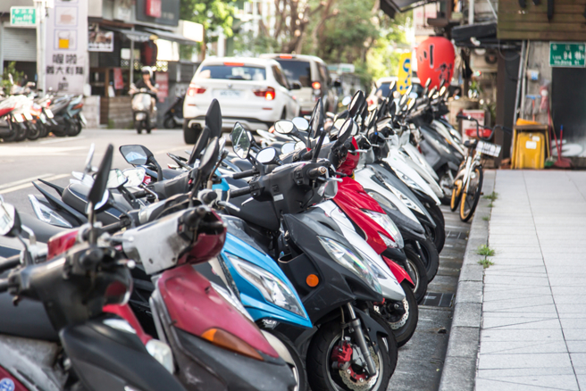 一名機車騎士收到罰單，看到違規時間是2年前，氣得大罵政府搶錢。（示意圖：shutterstock／達志）