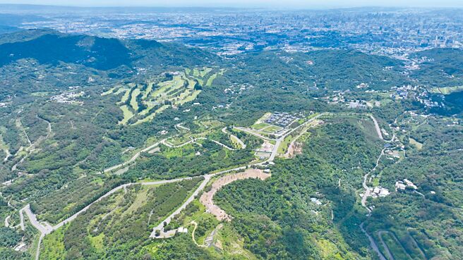 「精湛国际台中会」位于头嵙山，坐拥山景绿意与云海美景，专为追求隐私与寧静的顶级企业主打造。图／精湛建设提供