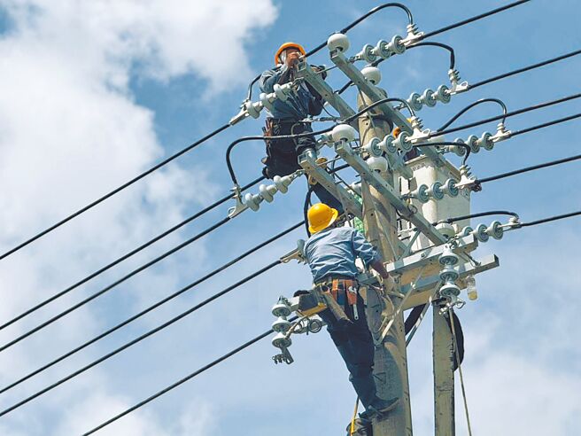 馈线的容量和状况会影响电力能否顺利送到用户家中，对太阳光电等发电设备併网尤为重要。（台电提供）