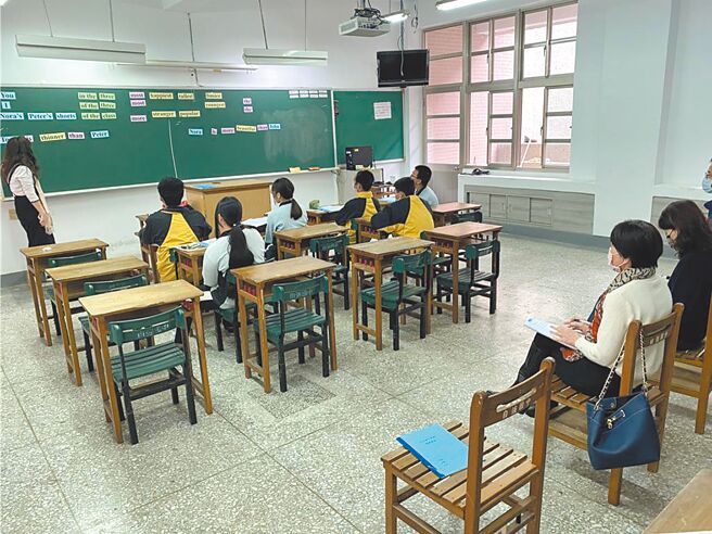 9月1日就要开学，花莲县却闹出教师荒，教育人士推测原因与县府教育处今年停办联合教师甄选有关。（花莲县政府提供／罗亦晽花莲传真）