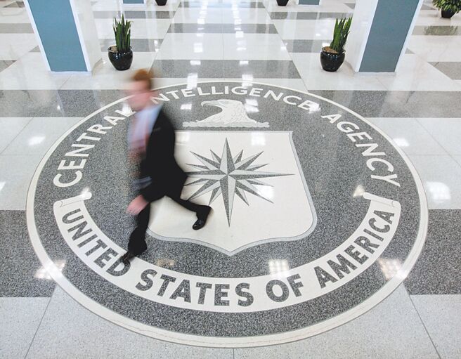 美国国家情报总监加巴德撤销37名官员的安全许可，令中央情报局一名卧底高级官员意外曝光。图为中情局总部大厅。（路透）