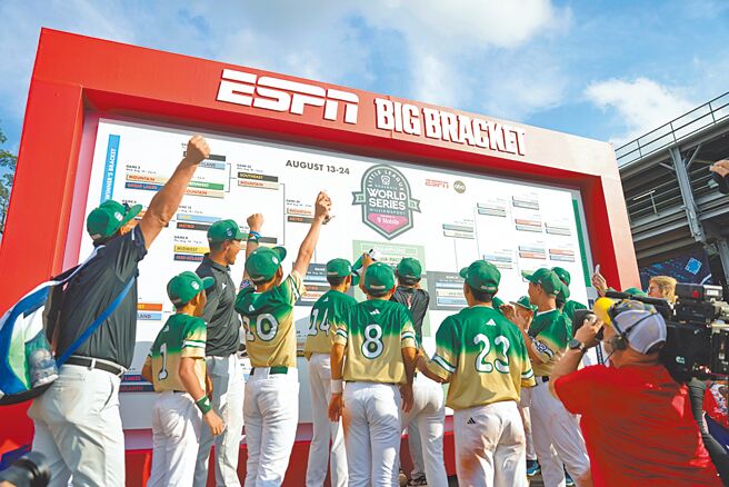 东园国小少棒队受邀观赏运动家比赛，没想到原定担任开球的总教练赖敏男却在赛前被告知取消。（美联社资料照片）