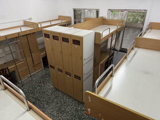 開學了 東吳大學生分享宿舍「8人大寢室」 照片引熱議：以為在當兵