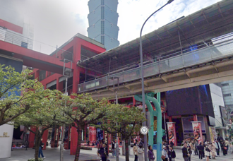 北市信义区空桥活春宫！高跟鞋女与男伴「半裸激战」 路人全傻眼