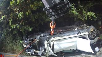 湖口深夜自撞電桿翻覆 1人傷重不治2輕傷