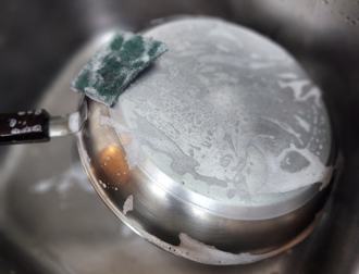 不鏽鋼鍋洗完竟「一片黑」菜瓜布害的 達人教清洗3步驟