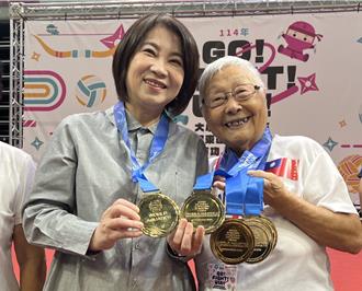 屏東97歲「最強阿嬤」唐成瑤游泳奪5金 獲頒卓越貢獻獎