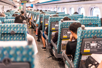 高鐵祭新規 車廂玄關「禁坐臥」擋道 勸導不聽可拒載