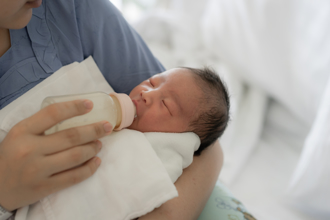 妈妈喂影片引发配方奶恐慌 石崇良：将检讨广告规定