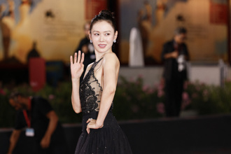 孫藝真首登威尼斯紅毯親切簽名合照 「一轉身不得了」美翻全場