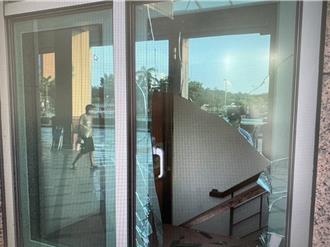 高雄男持砖头砸医院画面曝 姊探访同居女惊见命案现场