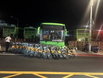 桃園後站客運暴衝撞破圍欄 30輛Ubike慘遭輾壓