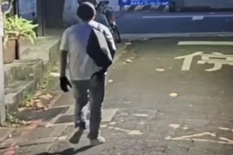 夜賊橫行東區！囂張男15分鐘連犯2竊案 撬店、闖巷狂偷逾2.5萬