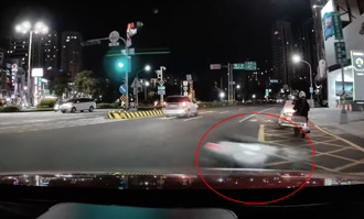 直擊畫面！路口驚見「無人機車」滑行 農曆七月嚇壞高雄駕駛