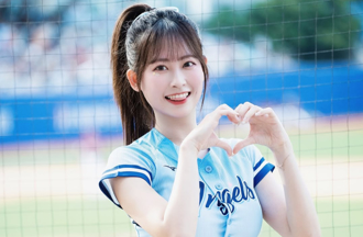 男友别看！富邦啦啦队「胸前炸2洞」藏心机羞喊：情人节快乐