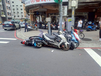 離譜！三重7旬翁無照開計程車　撞爛6機車肇逃4小時遭逮