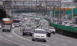 國道變換車道「方向燈提早熄滅」吃單　僅差1秒法官撤罰