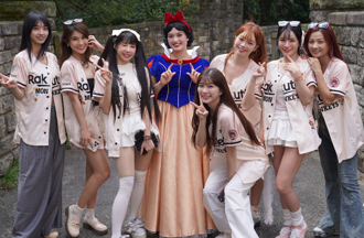 筠熹小資女視角遊美國！琳妲低胸在國家座堂前火辣留念