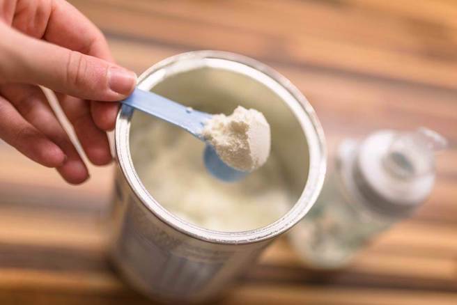 衛生福利部在臉書粉專發出嚴正澄清，嬰兒奶粉不是「糖水」。（示意圖，shutterstock／達志）