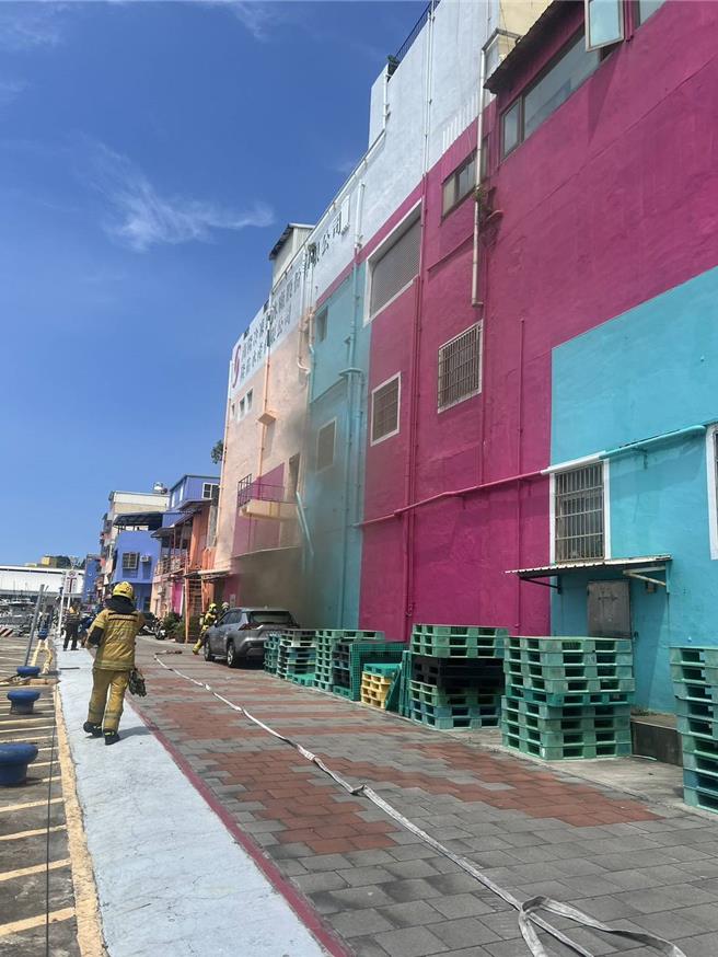 高雄哈瑪星鄰近鼓山漁市場的彩虹屋，目前已停工的南隆製冰廠發生火災。（警'方提供）