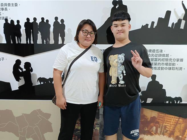 張文韶（右）在嬰兒時期曾因黃疸指數過高而休克昏迷，留下顛癇與聽障後遺症，媽媽詹依婷一路相伴不喊苦，張文韶今年將成為大一新生，未來他想當導遊，帶遊客暢遊他的故鄉。（葉靜美攝）