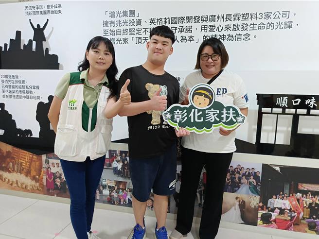張文韶（中）在14年前獲彰化家扶扶助，支援他在求學路上逐夢踏實，他特別感謝家扶在就學路上的陪伴與資助。（葉靜美攝）