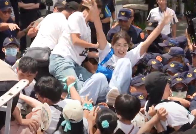 民眾黨前主席柯文哲遭檢調搜索滿一周年，民眾黨活動「司法改革 公民走讀」現場聚集逾百名群眾，警民之間發生激烈爭執。(張睿廷攝)