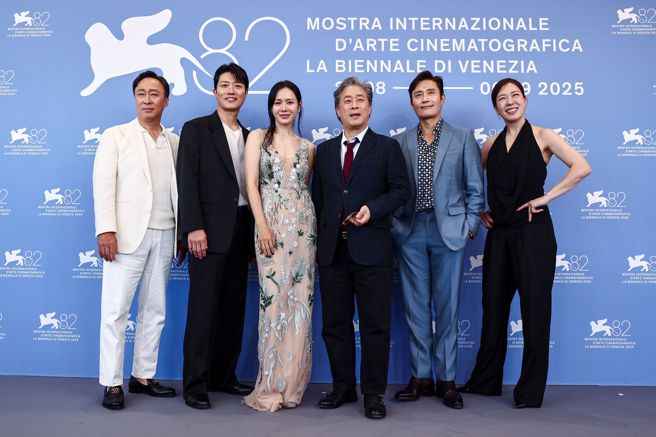 李星民（左起）、朴喜洵、孫藝真、導演朴贊郁、李炳憲、廉惠蘭合體現身威尼斯影展。(圖/達志影像)