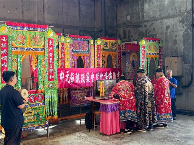 為消彌民眾擔憂紙錢送至焚化爐無法達到祭祀的想法，彰化縣環保局已在8月14日邀請專業法師至溪州焚化廠依道教科儀完成「中元節淨爐科儀」。（彰化縣政府提供／葉靜美彰化傳真）