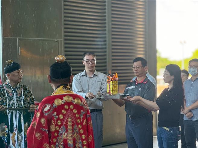 為消彌民眾擔憂紙錢送至焚化爐無法達到祭祀的想法，彰化縣環保局已在8月14日邀請專業法師至溪州焚化廠依道教科儀完成「中元節淨爐科儀」。（彰化縣政府提供／葉靜美彰化傳真）