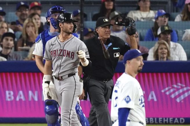 響尾蛇亞歷山大對道奇史奈爾轟出全壘打。（美聯社）