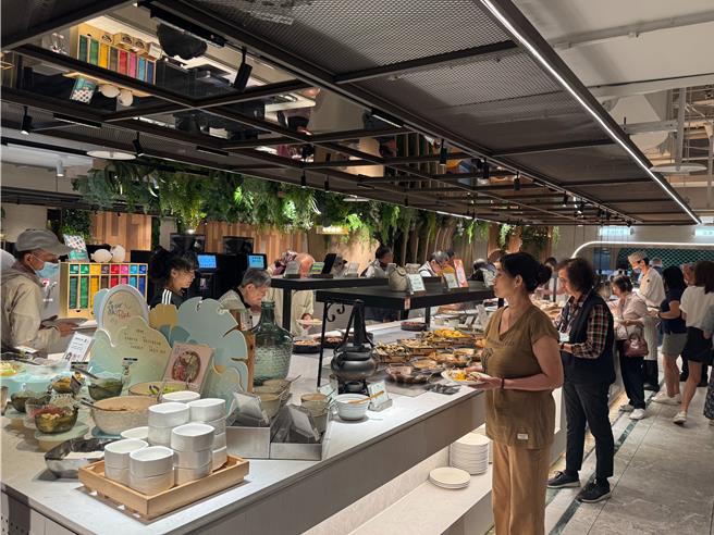 挺國軍與台電同仁，9月2日至4日，凡持軍人身分證或持台電員工識別證於全台「饗食天堂」與「果然匯」用餐，可享93折用餐優惠。（圖／饗賓餐旅事業）