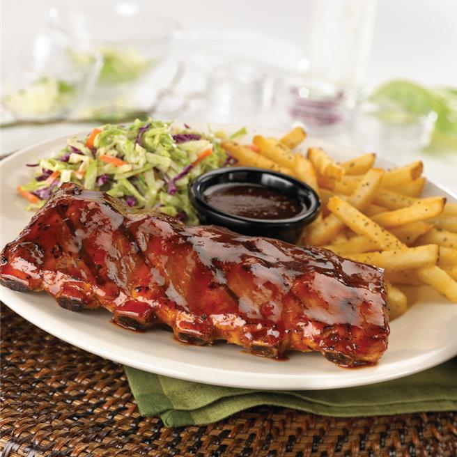 93軍人節當天，國軍弟兄到TGI FRIDAYS用餐，憑軍人證或著軍服，店家送上炭烤豬肋排買1送1好康，不分全份半份，皆享優惠。（圖／開展餐飲集團）