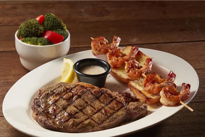 9月3日國軍弟兄至全台「Texas Roadhouse德州鮮切牛排」6間餐廳，出示相關身分證明，點購12oz.肋眼牛排，無條件加贈另一主菜，升級海陸大餐。（圖／開展餐飲集團）