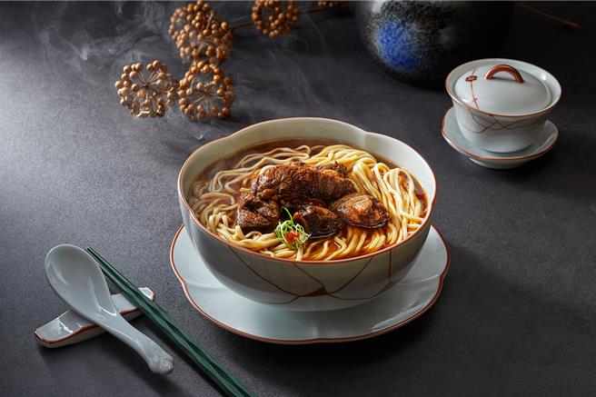 一整個9月，「ABar」餐廳規劃「敬師月」活動，9月憑軍公教證件，可享福容紅燒牛肉麵第2份半價等三重福利。（圖／福容大飯店桃園機場捷運A8店）