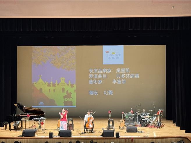 「宝林茶室」事件中重症唯一幸存者黄舒君30日举办「生命礼讚－感恩艺术音乐会」，将这段生命歷程透过音乐会形式分享「生存之道」。（张珈瑄摄）