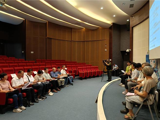 多個環保團體憂心掩埋場距離鳥嘴潭集水區太近，恐危及下游鳥嘴潭的供水安全，今日邀集相關權責單位在彰化縣議會舉辦座談會。（葉靜美攝）