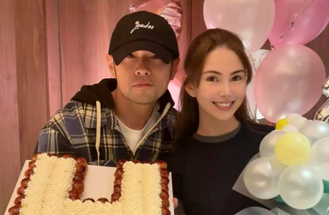 周杰倫、昆凌日前逛街購物時被人巧遇，全程陪伴著妻子試衣服，讓女網友看完後好羨慕。（圖／IG@jaychou）