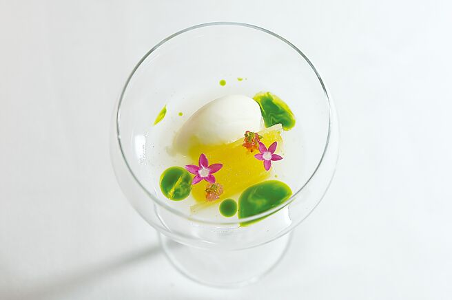 夏季套餐前甜點「白蘭花/百香果/青木瓜」，以沁涼清爽為風味主軸，將玉蘭花的淡雅香氣融入優格冰淇淋中，搭配薄切水梨與酸甜百香果凍，呈現輕盈層次感。圖／姚舜